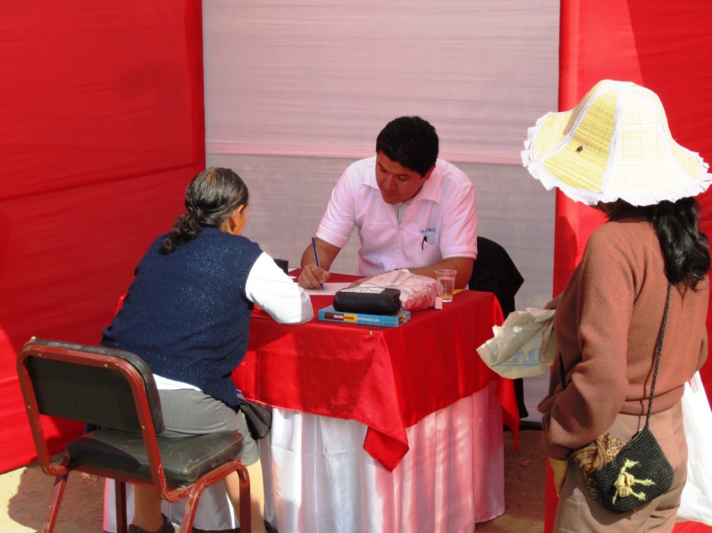 El Hogar San Pedro del Perú organiza jornadas médicas gratuitas para que las personas pobres que viven en áreas remotas puedan ver a un médico general y algunos especialistas.