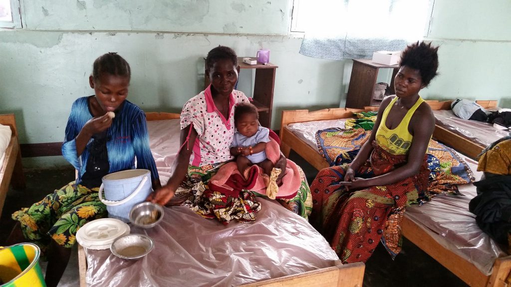 Le village de Mukoko, situé en République démocratique du Congo, possède un Centre de santé qui fait office de dispensaire et de maternité.