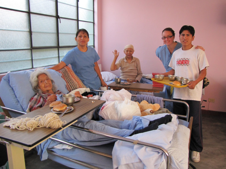 El Hogar San Pedro, un pequeño centro que se localiza a unos cuarenta kilómetros de la ciudad de Lima, Perú, alberga a personas enfermas, abandonadas, pobres para ayudarlos a recuperar la salud y la esperanza perdidas.