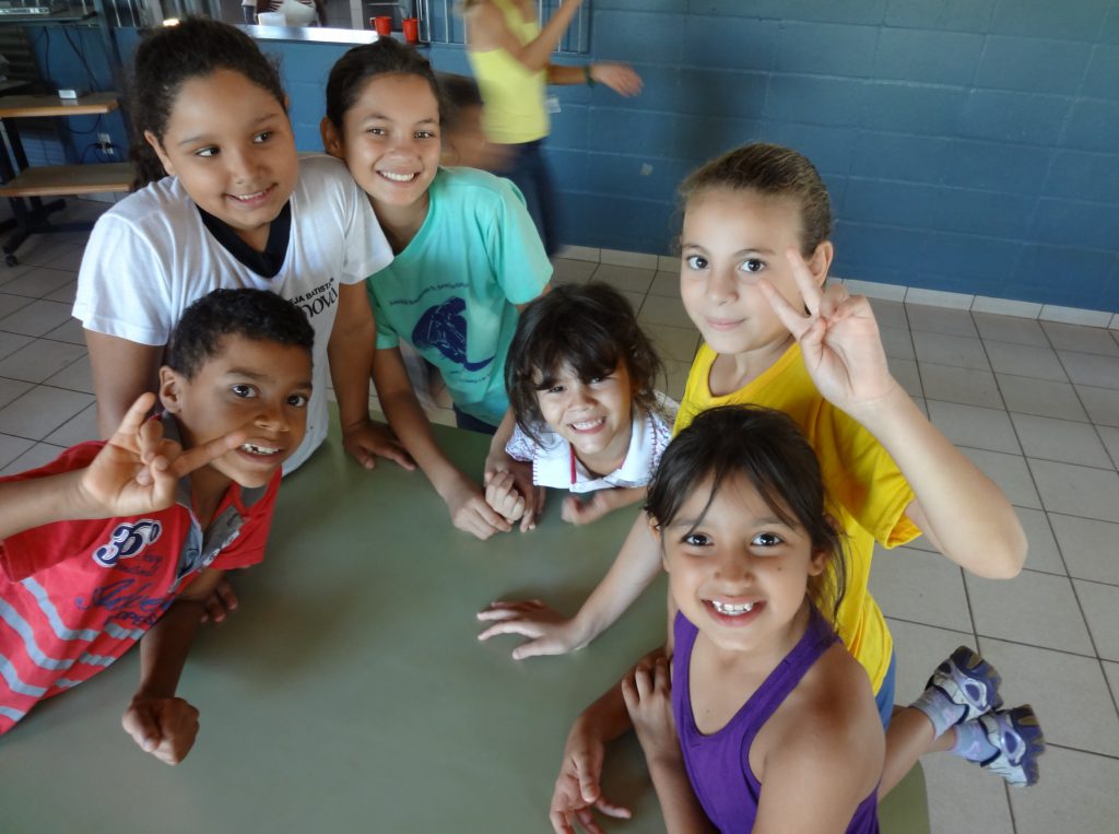 El centro ARCA en Brasil recibe a niños de familias pobres y disfuncionales, para proporcionarles comidas nutritivas y supervisión en un lugar seguro.