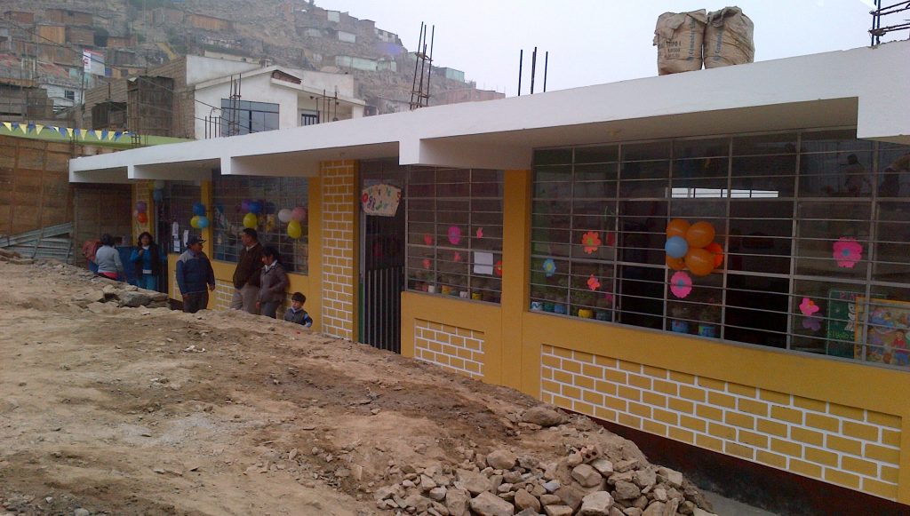 En 2012, la Fundación ayudó a construir una guardería en Huaycan, a dos horas de Lima, Perú.