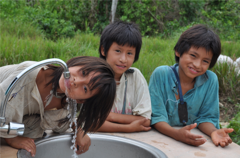 Pendant 10 ans, la Fondation a été partenaire des projets de Rainforest Flow pour donner de l’eau propre à ceux qui n’en ont pas!