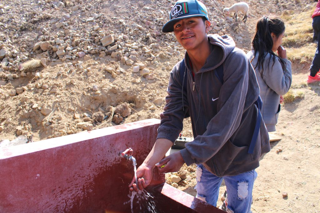La Fondation Père-Ménard offre son aide financière pour la construction des systèmes d’approvisionnement d’eau potable par gravité pour ravitailler des villages isolés au Pérou.